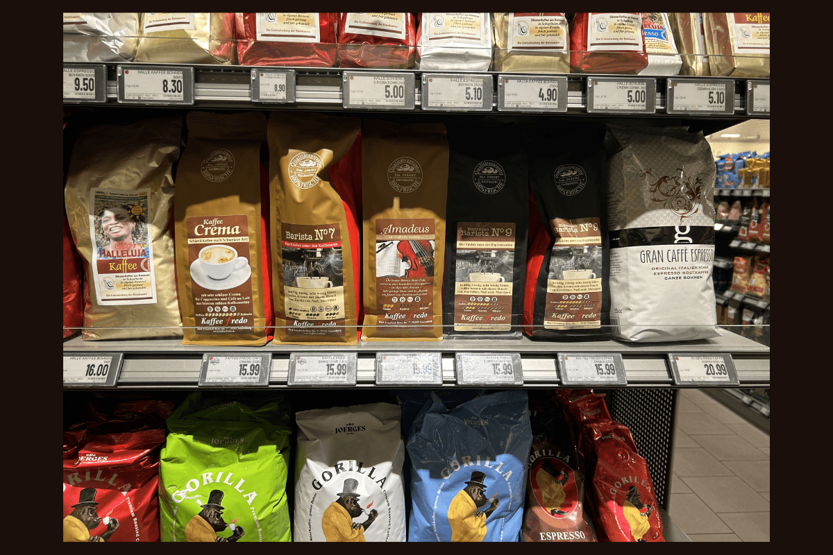 Bild von einem Regal mit verschiedenen Kaffees in einem Supermarkt 2025 auf Das Kaffee Portal