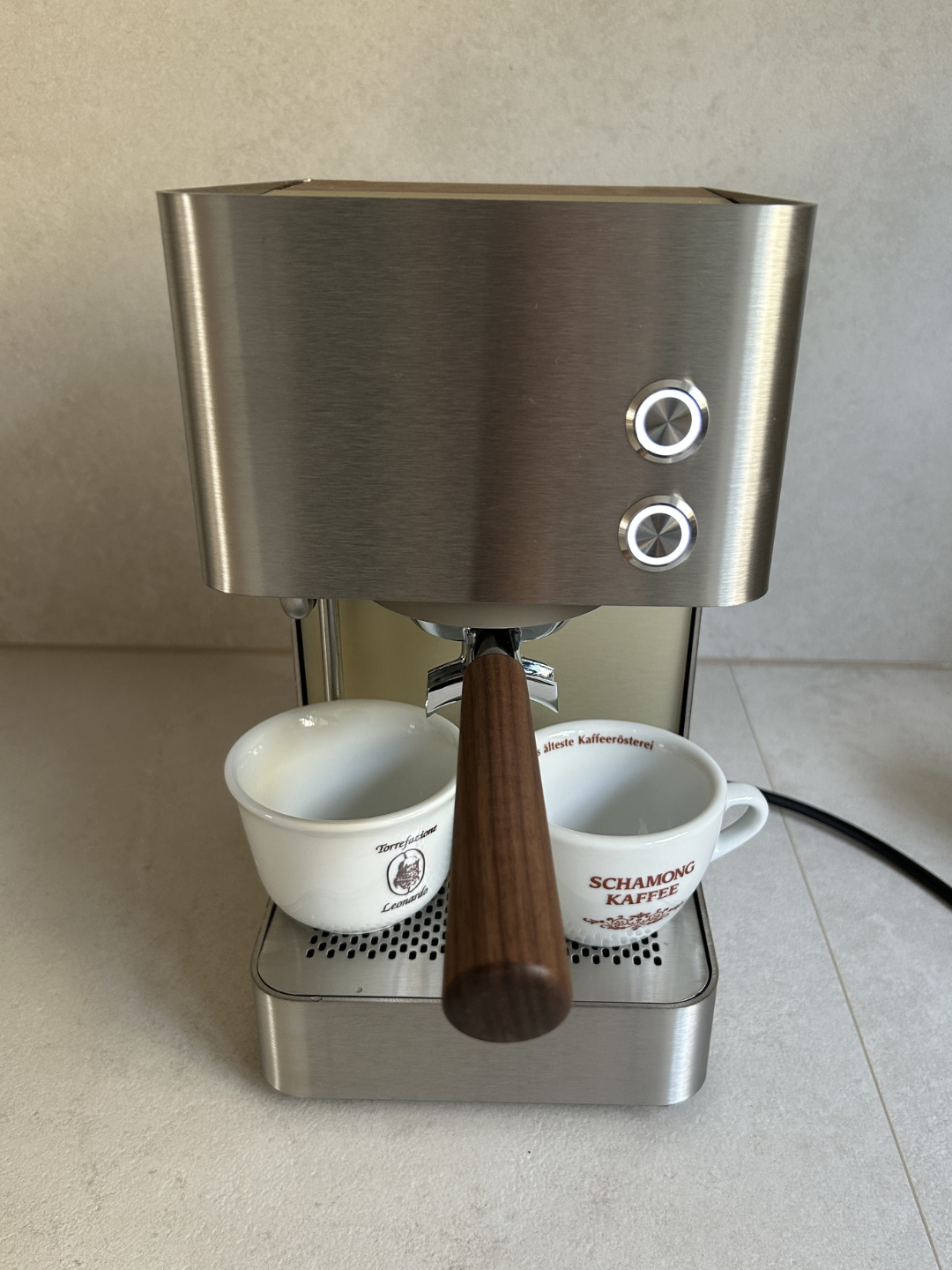 Zuriga E2-2 mit Siebträger und Espressotassen, Bedienelemente sichtbar 