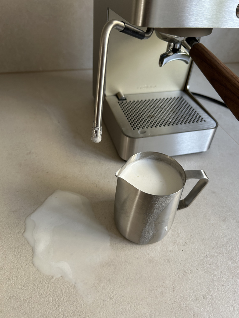 Milchschaum überlaufen beim ersten Versuch mit dem Zuriga Dampf