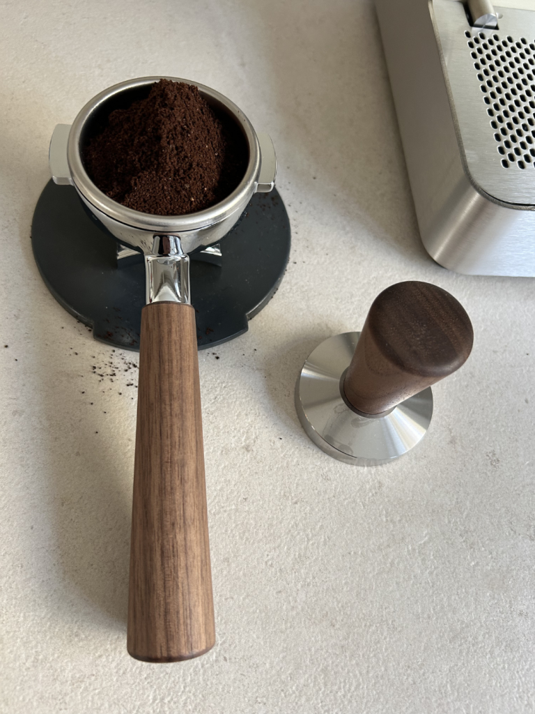 Zuriga Siebträger mit Walnussgriff und Tamper auf der Arbeitsplatte