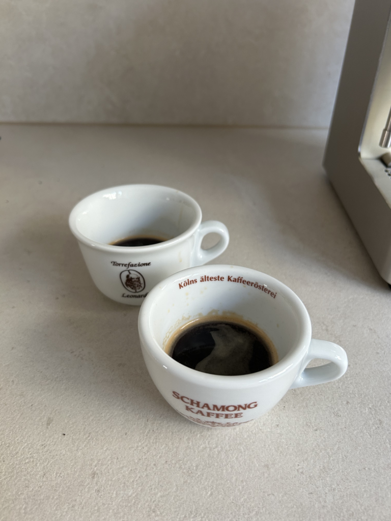 Erste Espressi aus der Zuriga E2-2, zwei Tassen fast ohne Crema