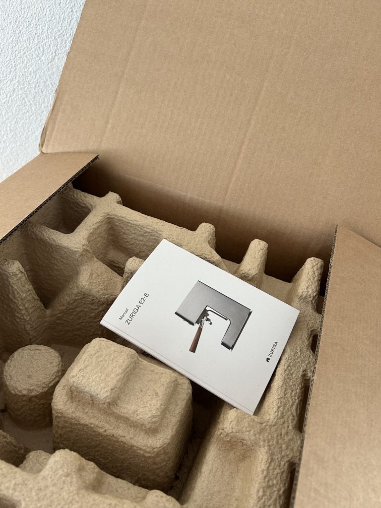 Zuriga E2-S Bedienungsanleitung liegt auf der Verpackung