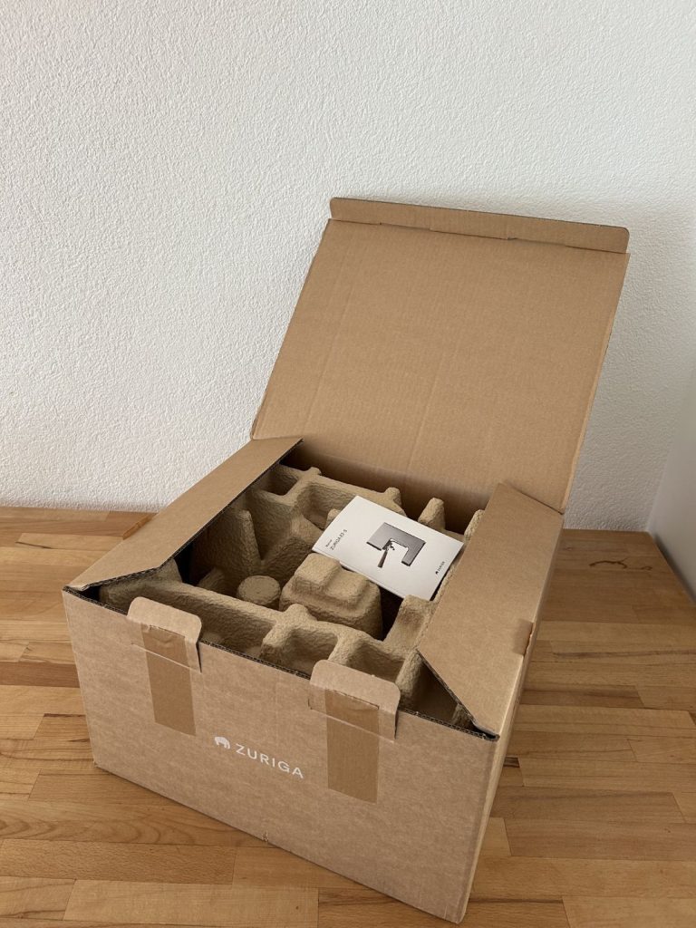 Zuriga E2-S Box geöffnet, erste Ansicht mit Bedienungsanleitung