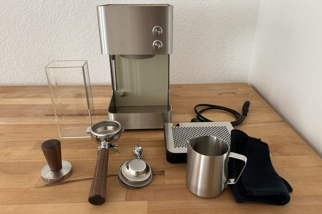 Zuriga E2-S Espressomaschine mit allen Zubehörteilen auf dem Tisch