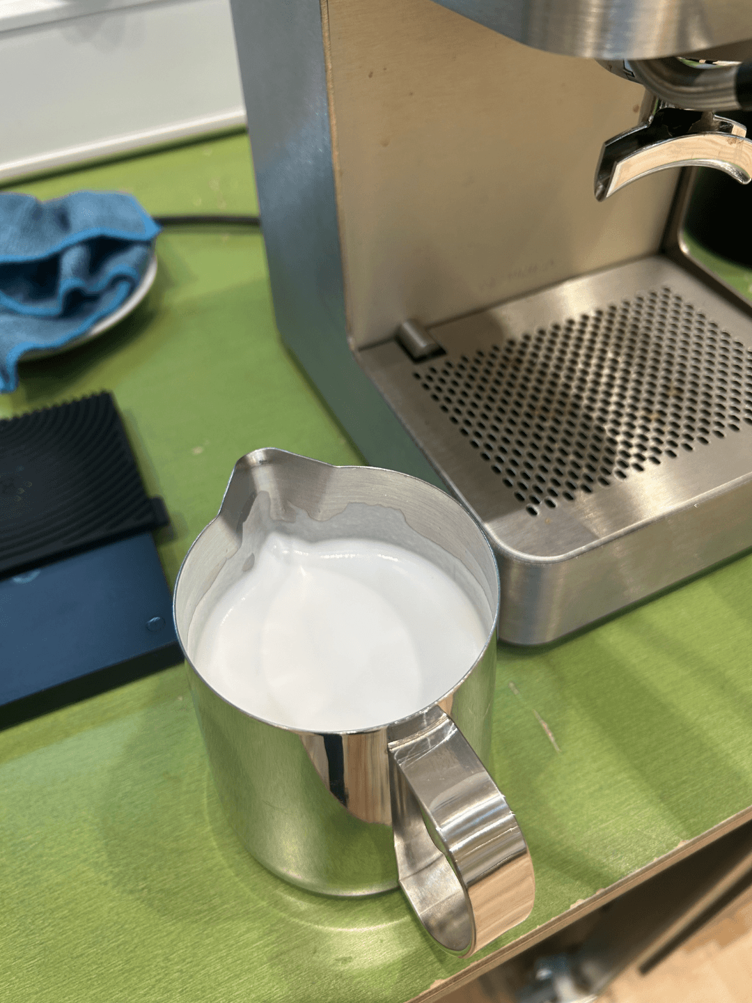 Milch aufschäumen üben Latte Art Kurs Schaumzusatz Wasser