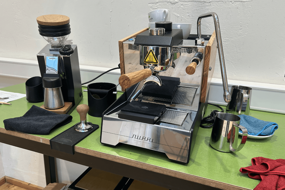 Espressomaschine Nurri mit Tüchern Latte Art Kurs Kaffeemacher:innen