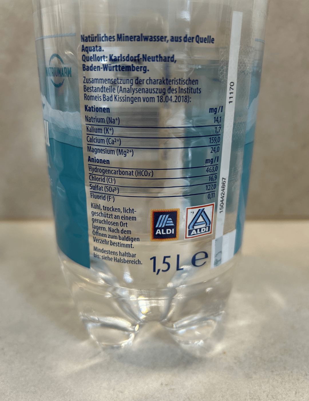 Etikett stilles Discounter-Wasser mit 463 mg/l Hydrogencarbonat trotz Aufdruck natriumarm