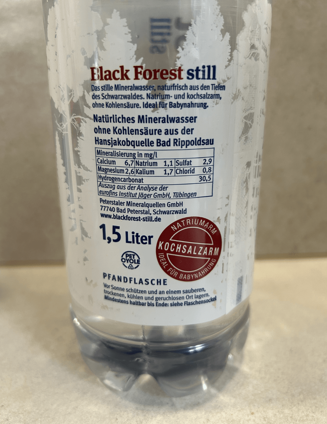 Etikett Black Forest still mit 30,5 mg/l Hydrogencarbonat – weiches Wasser für Espresso