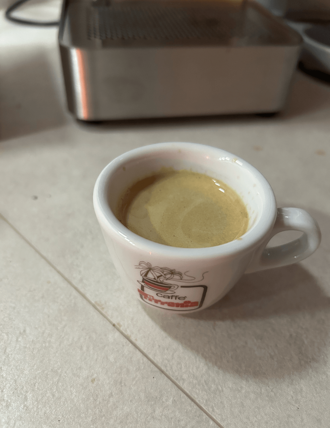 Espresso aus der Zuriga E2-2 mit dünner Crema in der Espressotasse