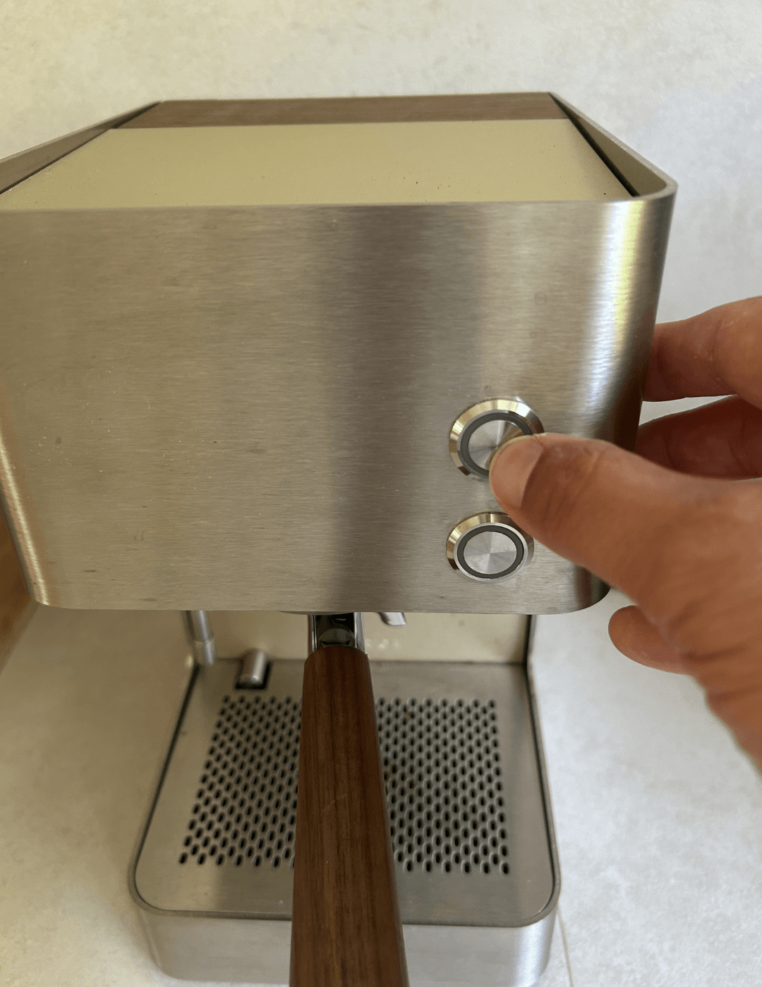 Ausgeschaltete Zuriga mit Fingern an den Bedientasten