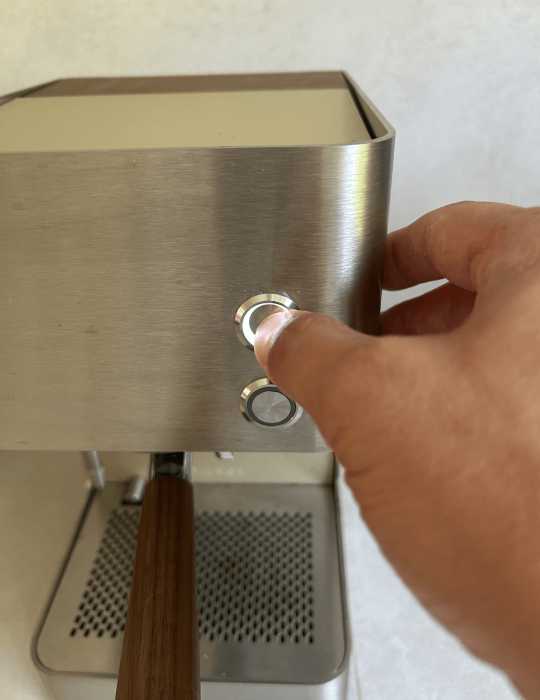 Zuriga Espressomaschine wird per Tastendruck eingeschaltet, die Kontrolltaste leuchtet