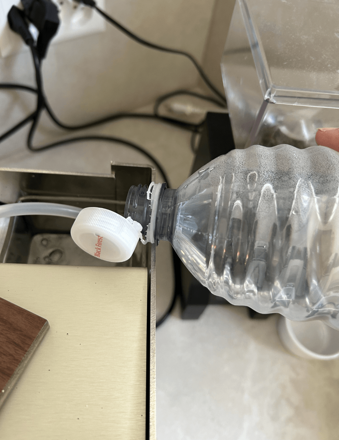 Wassertank der Espressomaschine wird mit stillem Wasser nachgefüllt