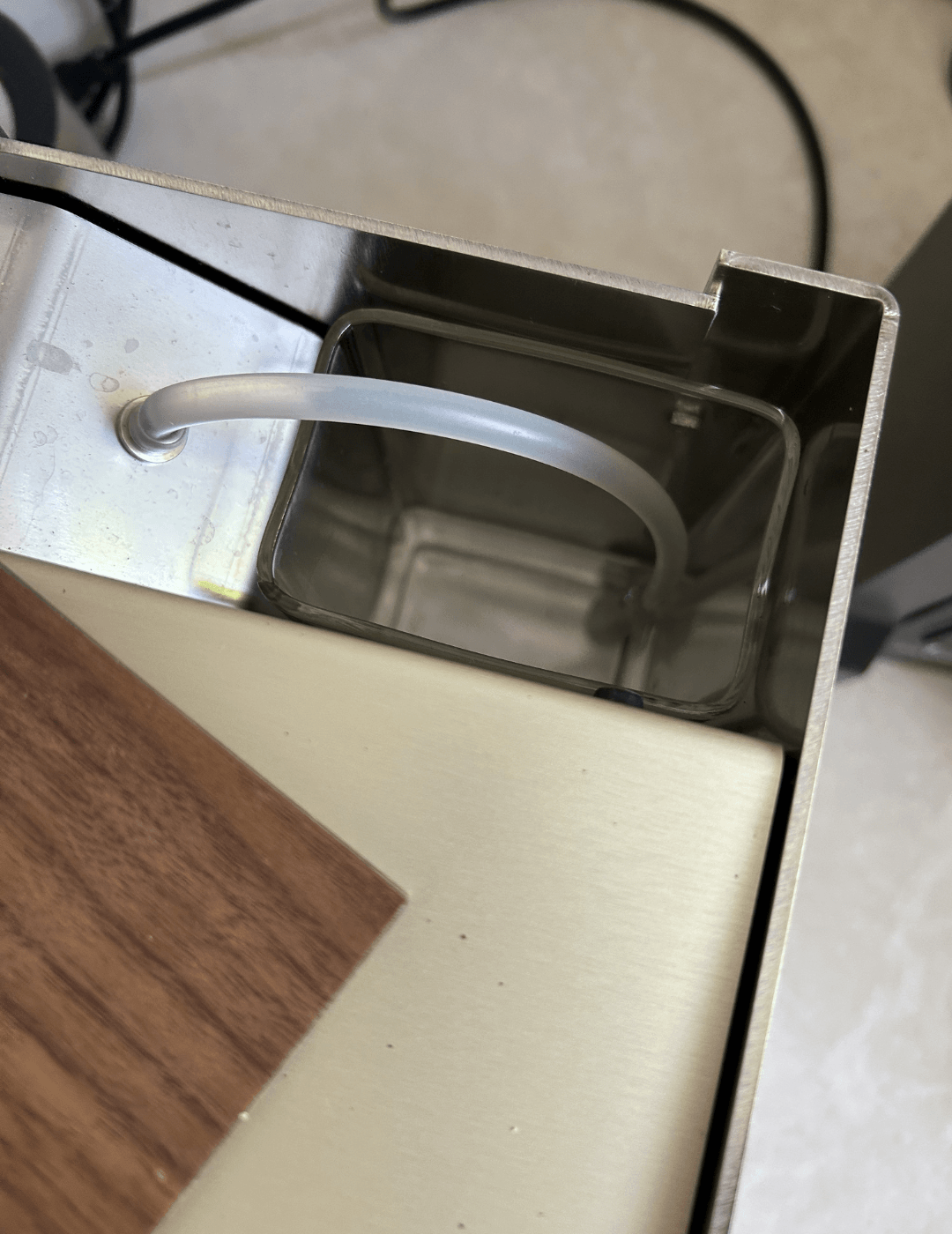  Offener Wassertank der Zuriga Espressomaschine wird geprüft