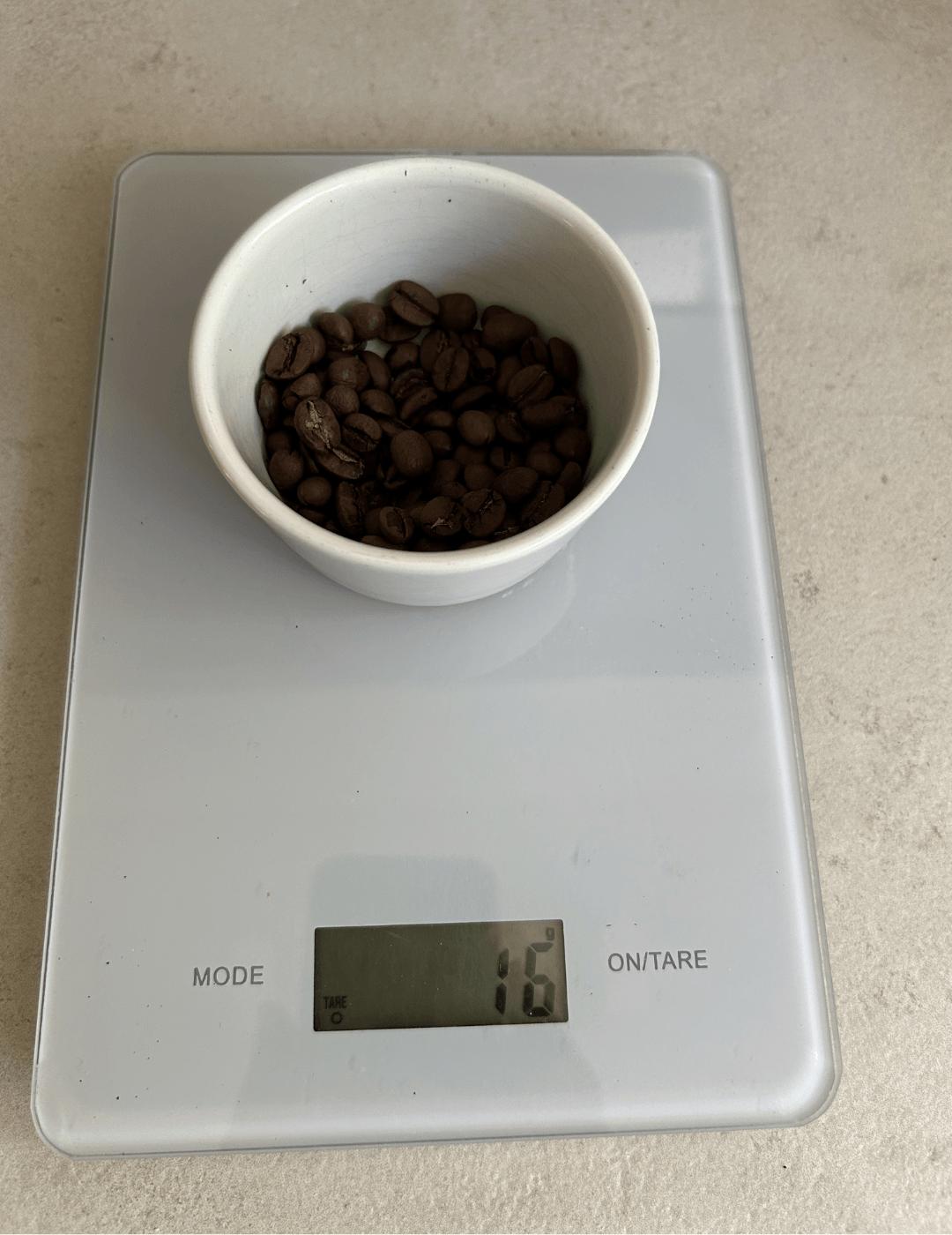 Kaffeebohnen werden auf der Waage abgewogen, rund 17 Gramm für einen Double Shot