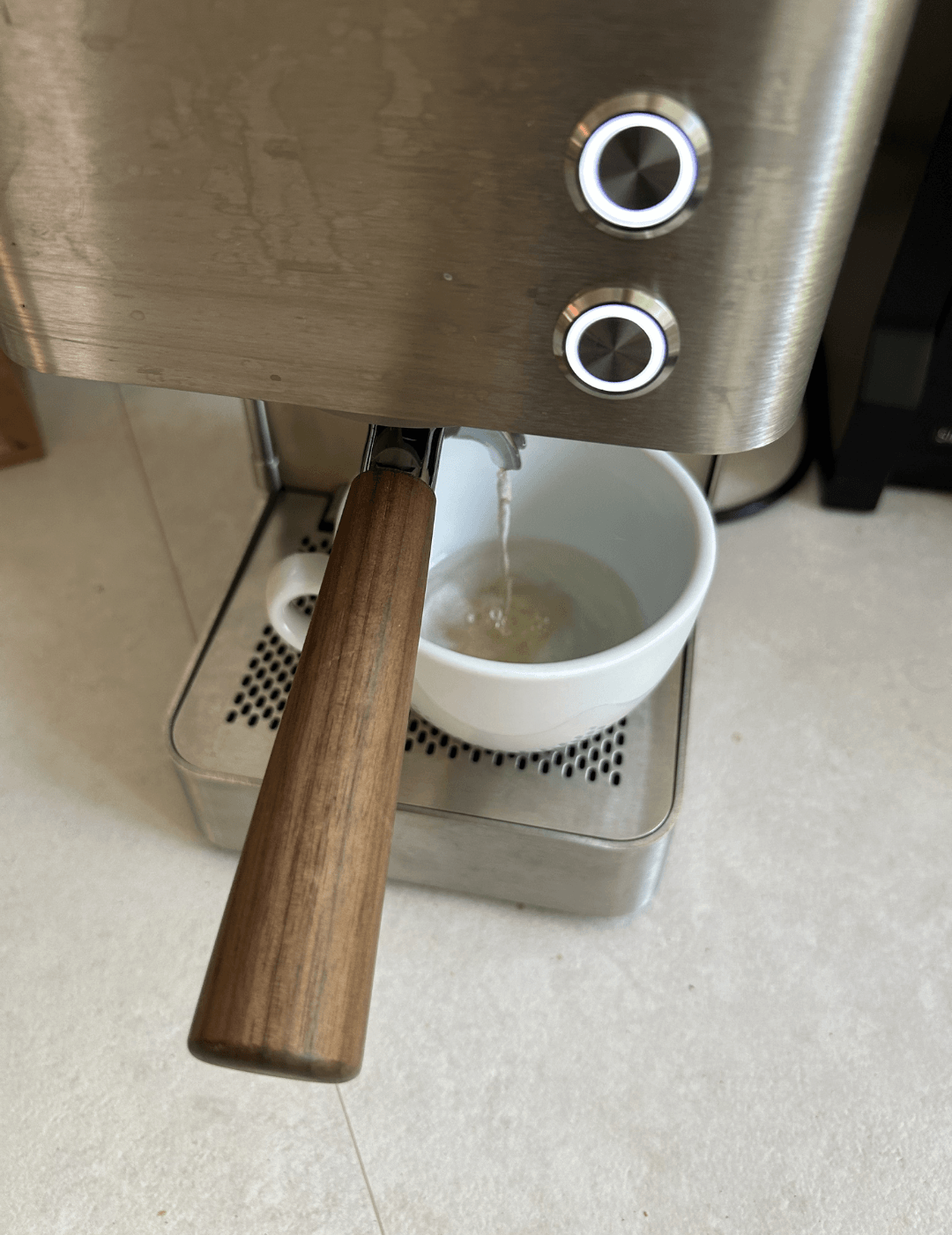 Leerbezug mit heißem Wasser durch den leeren Siebträger zum Vorwärmen
