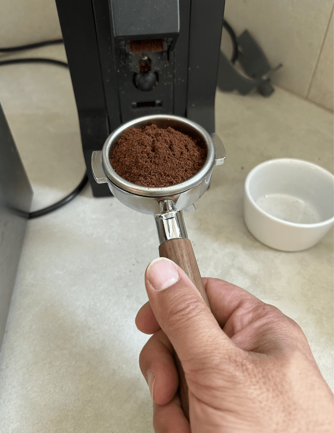 Kaffeebohnen werden mit der Eureka Mignon direkt in den Siebträger gemahlen