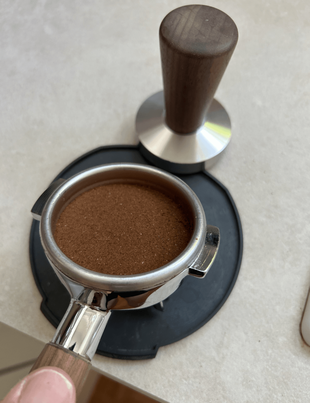 Fertig getamperter, ebener Kaffeepuck im Siebträger