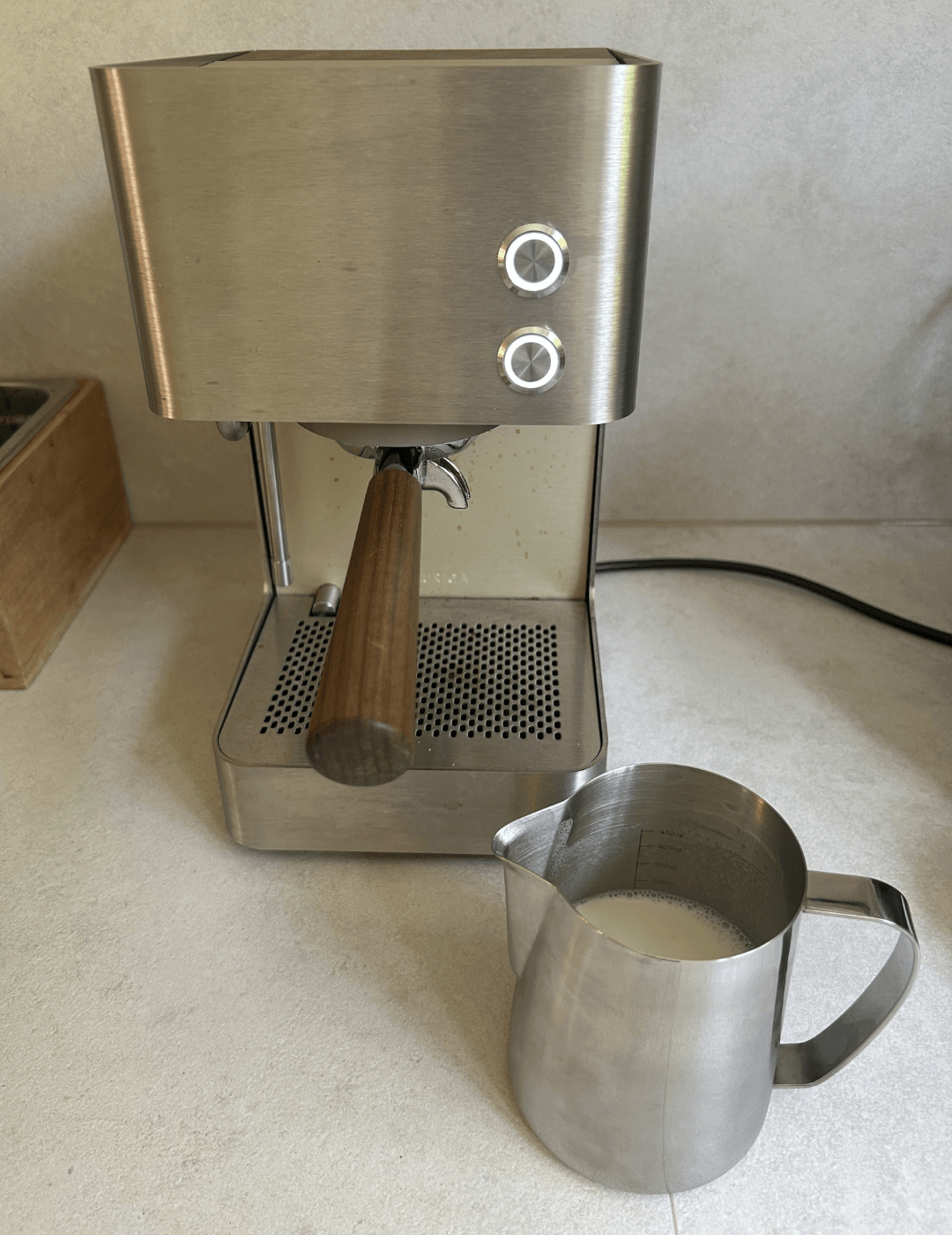 Milchkännchen mit kalter Milch steht vor dem Bezug bereit