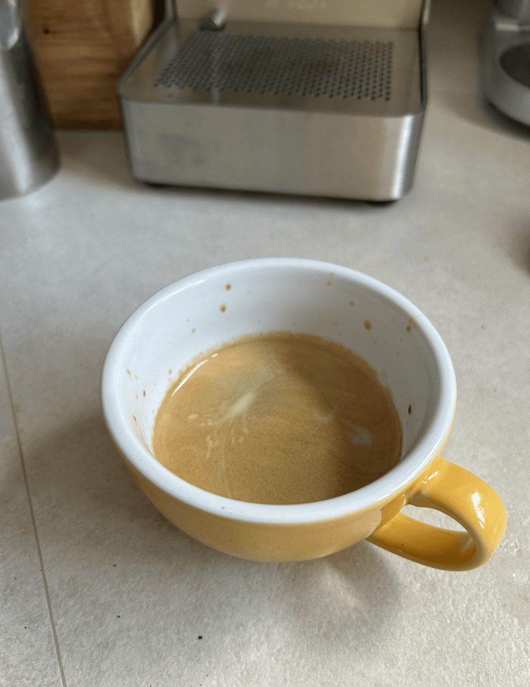 Zuriga E2-2 Espressomaschine mit Espressotasse auf der Arbeitsplatte