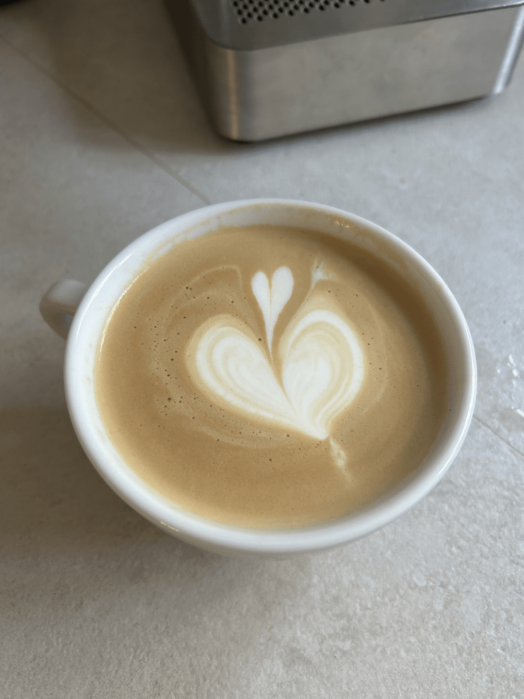 Cappuccino mit Latte-Art aus dem Home-Barista-Setup 2026