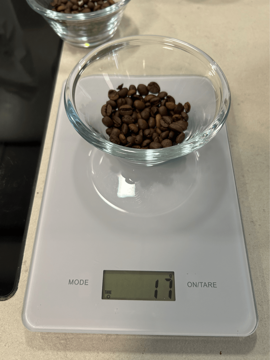 17 Gramm Espressobohnen abwiegen für den Mühlen-Test