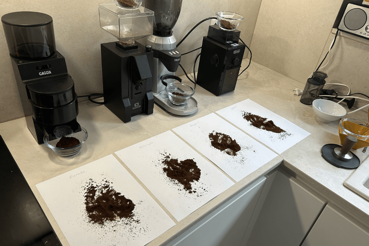 Übersicht Espressomühlen Test mit vier Mahlproben und Geräten