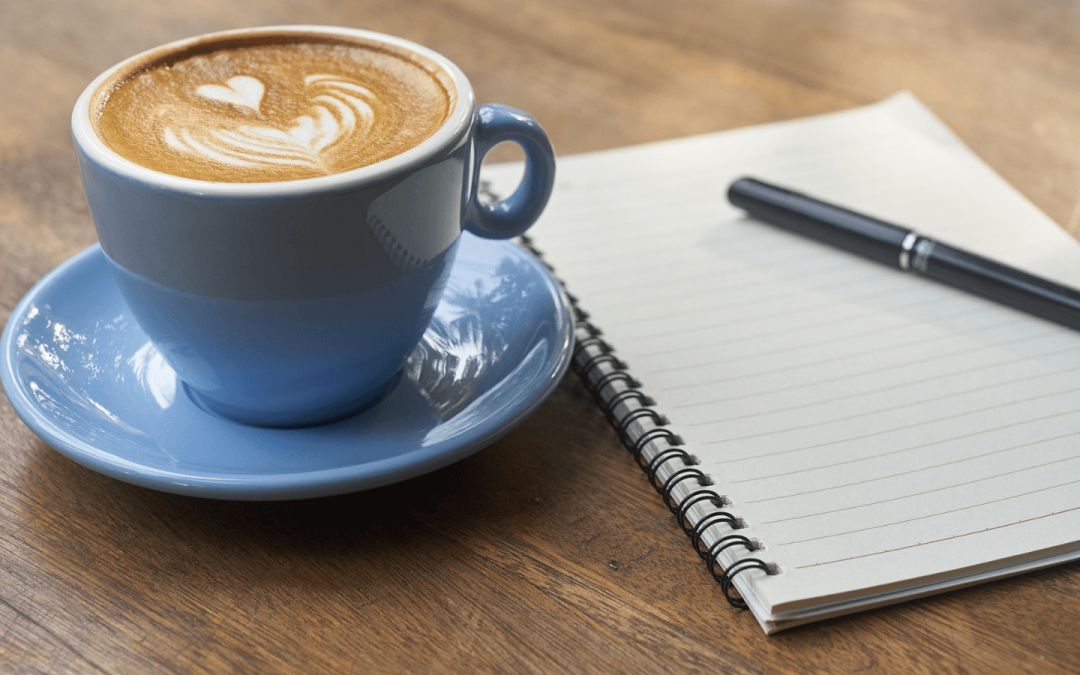 Ist Kaffee gesund – Cappucchino in blauer Tasse auf Holztisch