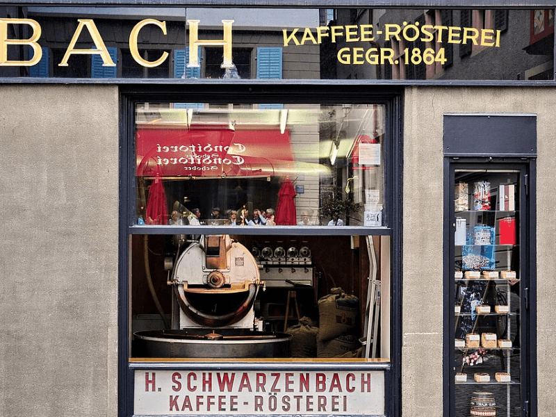 Historische Kaffeerösterei H. Schwarzenbach in Zürich, gegründet 1864, mit Röstmaschine im Schaufenster