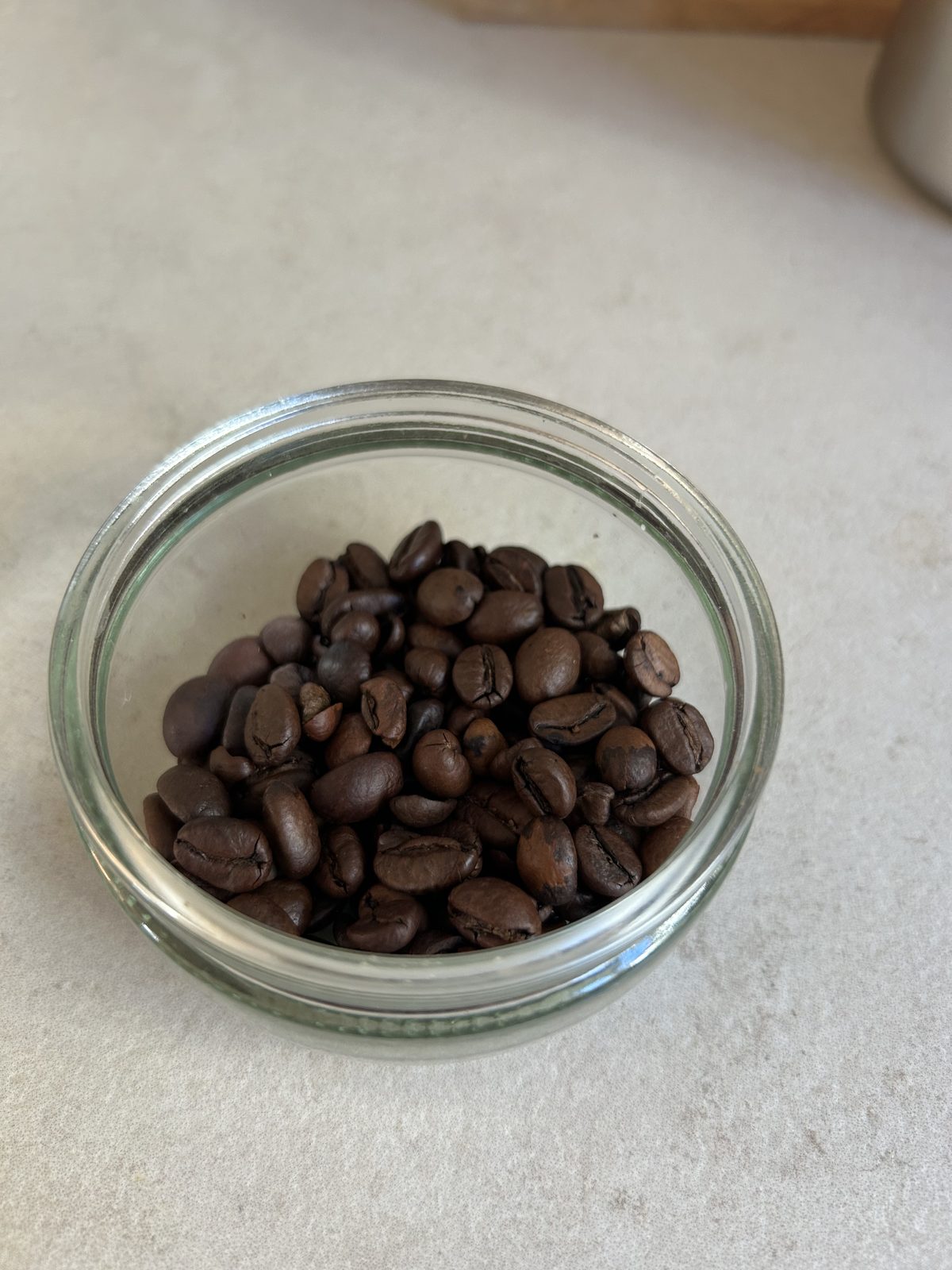 Dunkel geröstete Espressobohnen für den Pumpkin Spice Latte
