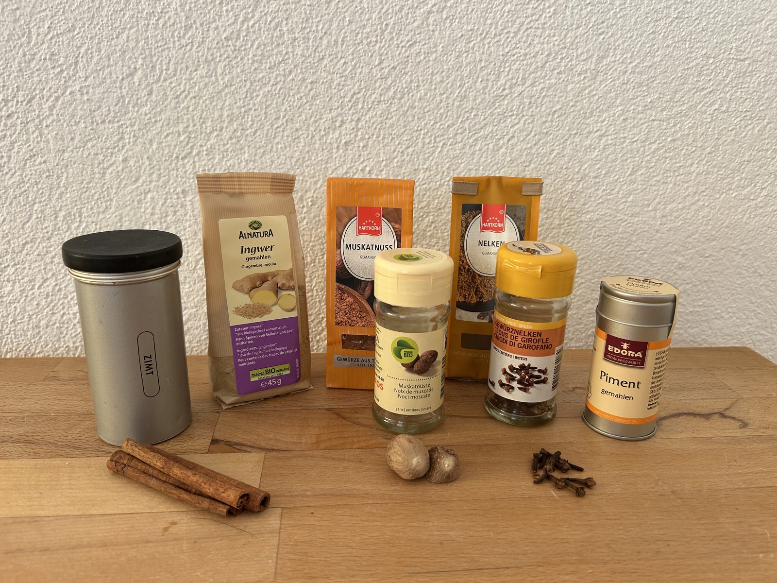Einzelne Gewürze für Pumpkin Spice – Zimt, Ingwer, Muskatnuss, Nelken und Piment