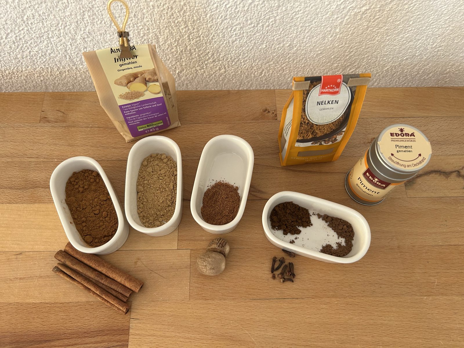 Zutaten für Pumpkin Spice Gewürzmischung – Zimt, Ingwer, Muskat, Nelken und Piment in Schälchen