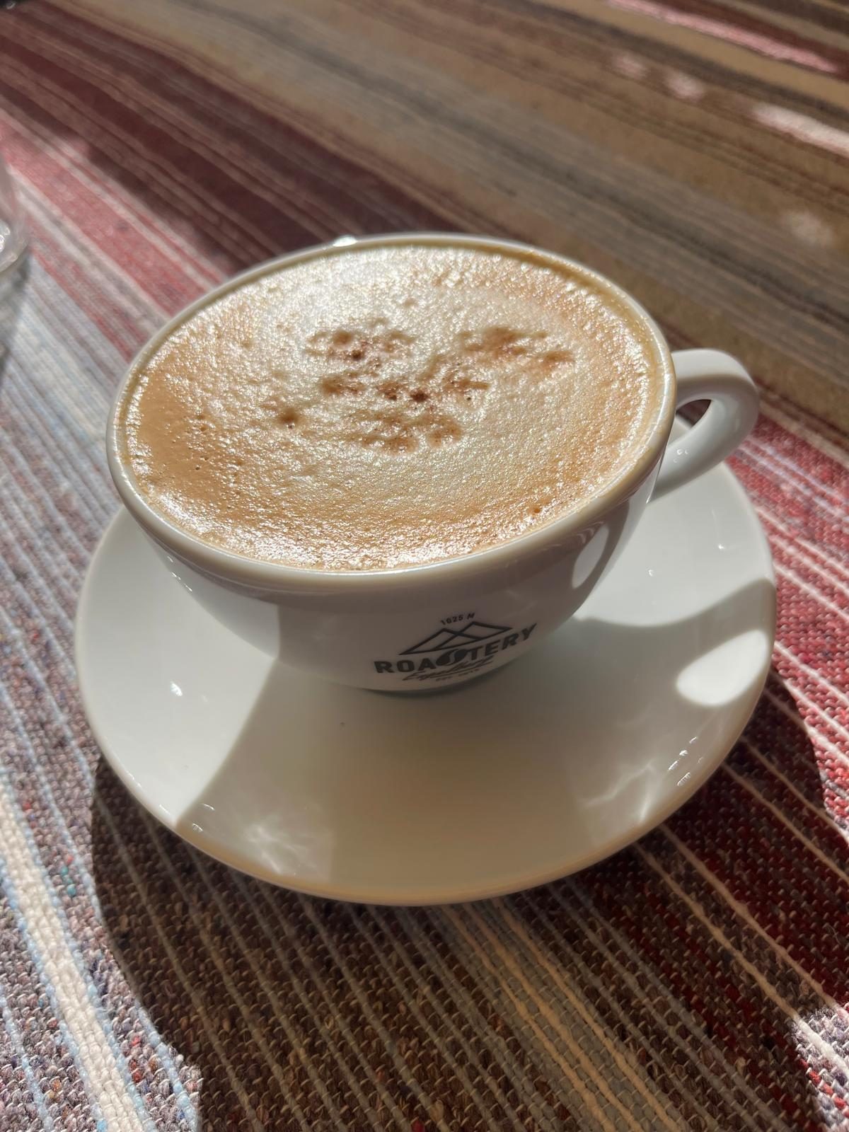 Fertiger Pumpkin Spice Latte mit Gewürz auf dem Milchschaum