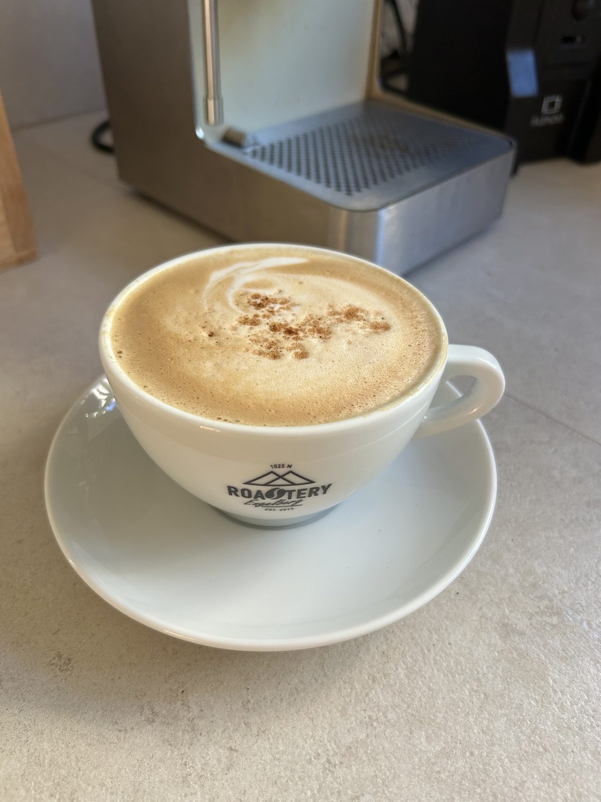 Pumpkin Spice Latte Rezept – fertiger Latte mit Gewürz auf dem Milchschaum