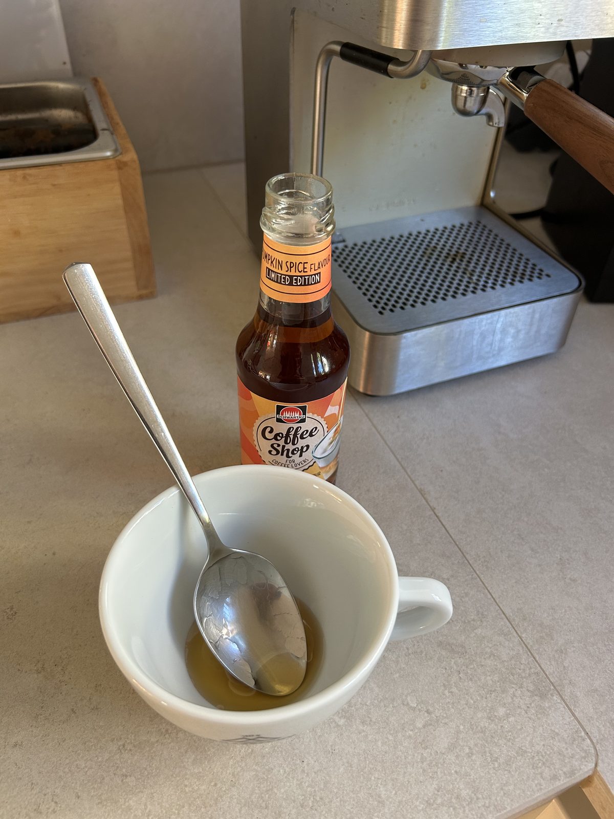 Pumpkin-Spice-Sirup in der vorgewärmten Tasse vor dem Espressobezug