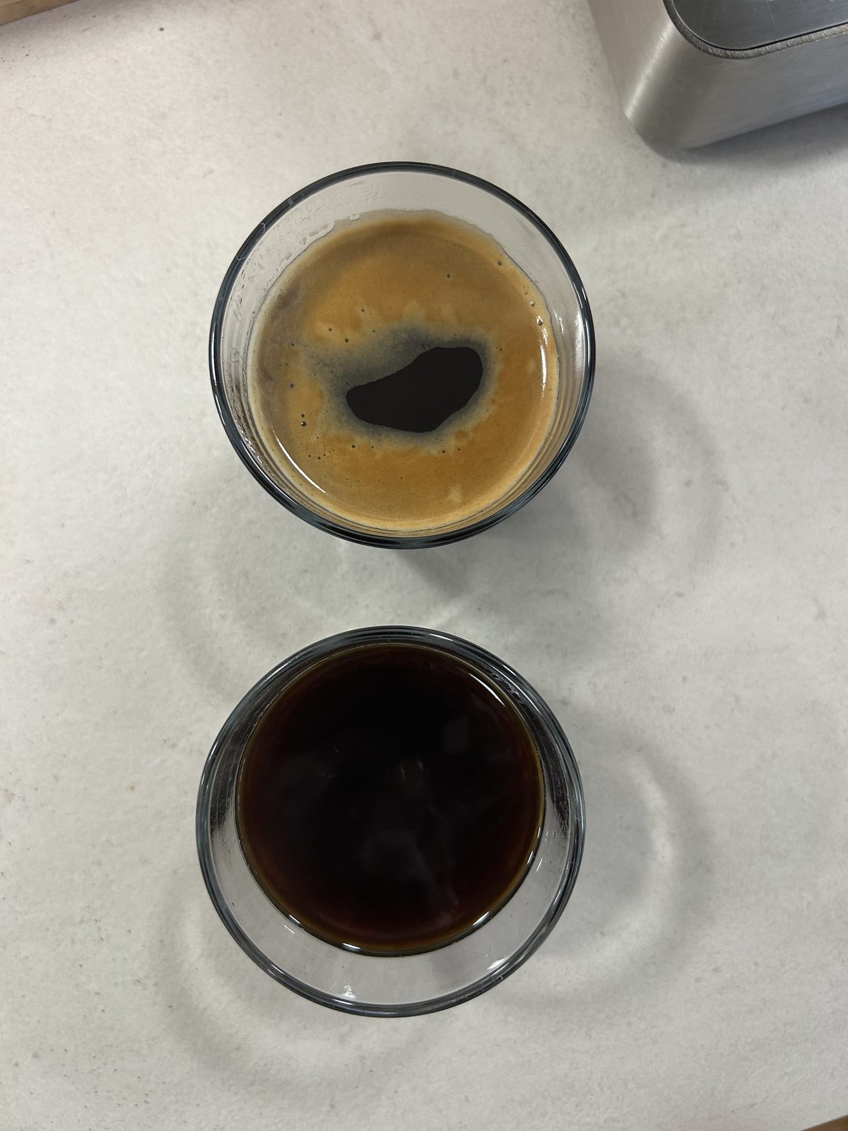 Americano mit Crema und Long Black fast ohne Crema im Glas von oben