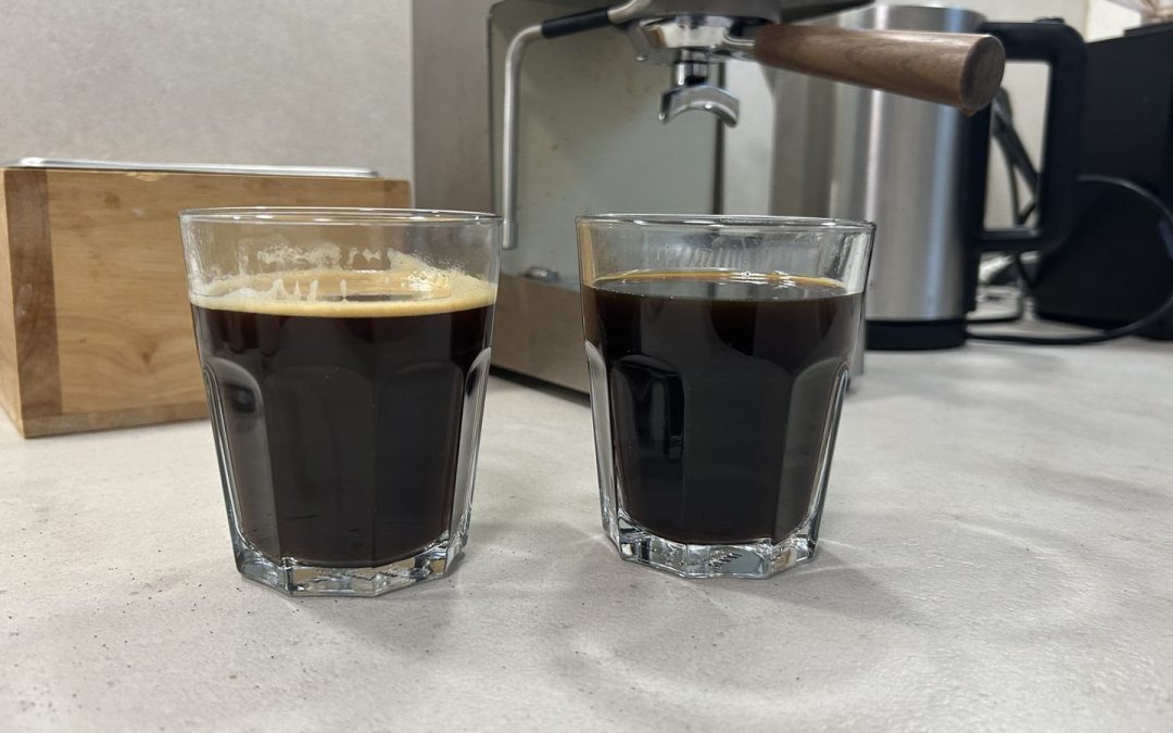 Americano und Long Black nebeneinander im Glas vor der Siebträgermaschine