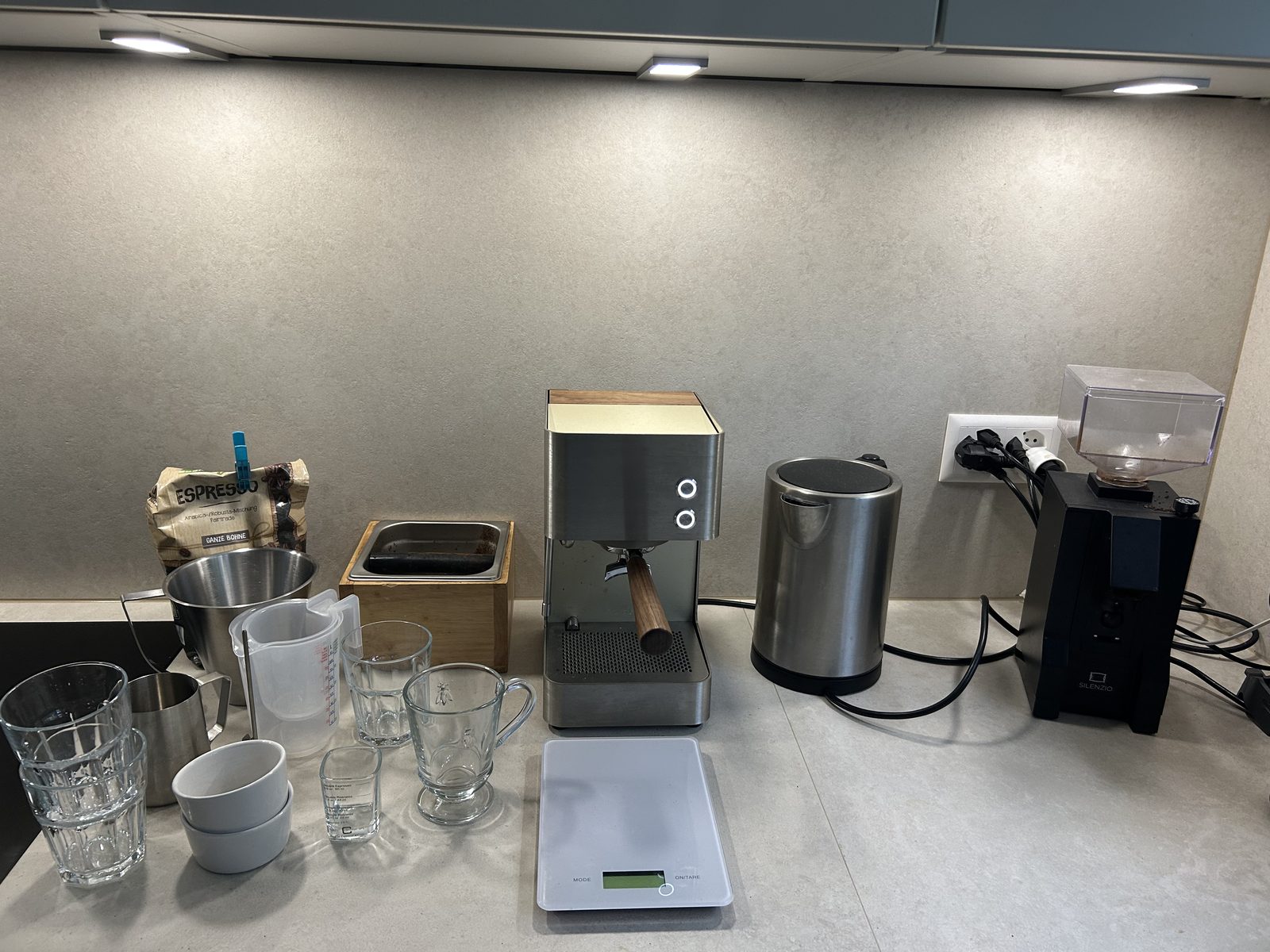 Testaufbau für Americano und Long Black mit Siebträgermaschine, Gläsern, Waage und Wasserkocher
